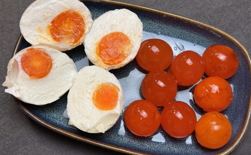 Trứng muối ủ thảo mộc, thơm bùi , tươm dầu